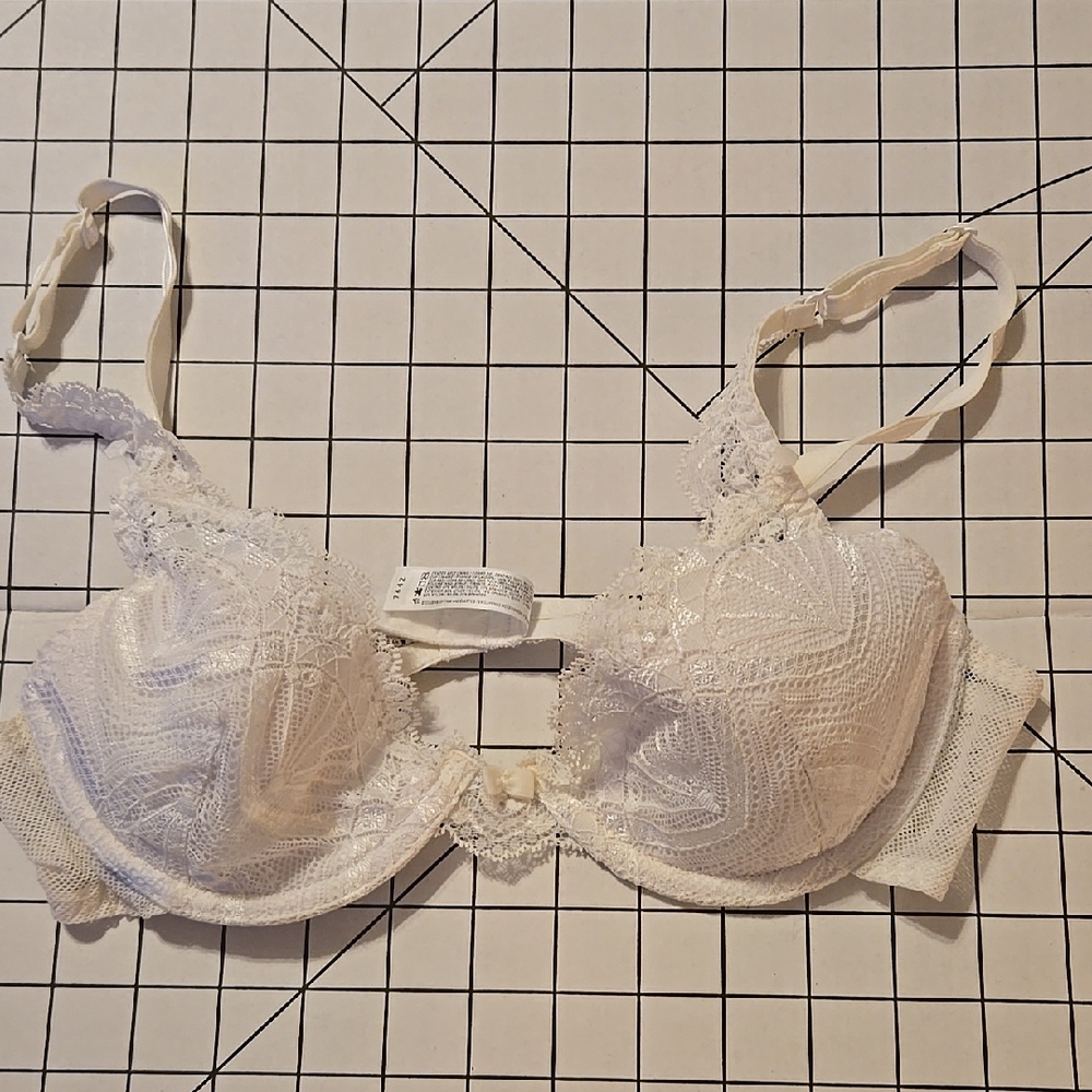 Elegant Lace Underwire White Bra Size 36A : A